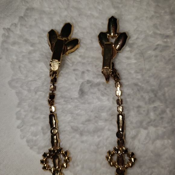 Trifari dangling clip on earrings - Picture 2 of 2